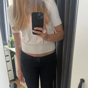 Stickad t-shirt  - Stickad T-shirt från zara, har två små hål vid kragen💕