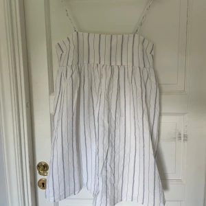 Klänning - Klänning från zara. Aldrig använd, har inbyggda shorts och justerbara band! 🎀 passar S och neråt