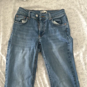 low waist bootcut jeans från gina tricot  - Säljer mina low rise jeans från gina. Super skick dock så har jag trätt igenom en tråd vid midjan för bättre passform men det är inget som syns från utsidan och kan lätt tas ut. Nypris 500kr. Är 164 och de går hela vägen ner för mig Skriv vid frågor❤️