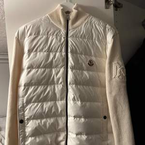 Moncler Cardigan Vit, Endast använd 1 gång, Storlek Xl motsvarar mer L är 185 sitter perfekt.