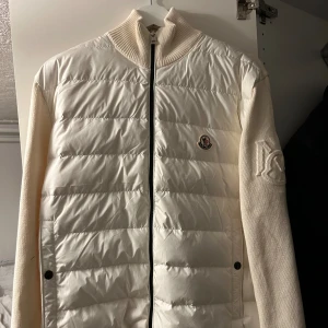 Moncler Cardigan Vit - Moncler Cardigan Vit, Endast använd 1 gång, Storlek Xl motsvarar mer L är 185 sitter perfekt.