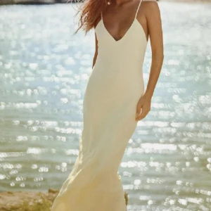 Zara klänning - Långklänning ”nattlinneinspirerad” från zara!!!! Så så så fin i material och modell men tyvärr har jag ej fått användning av den…  Helt ny med lappar kvar!