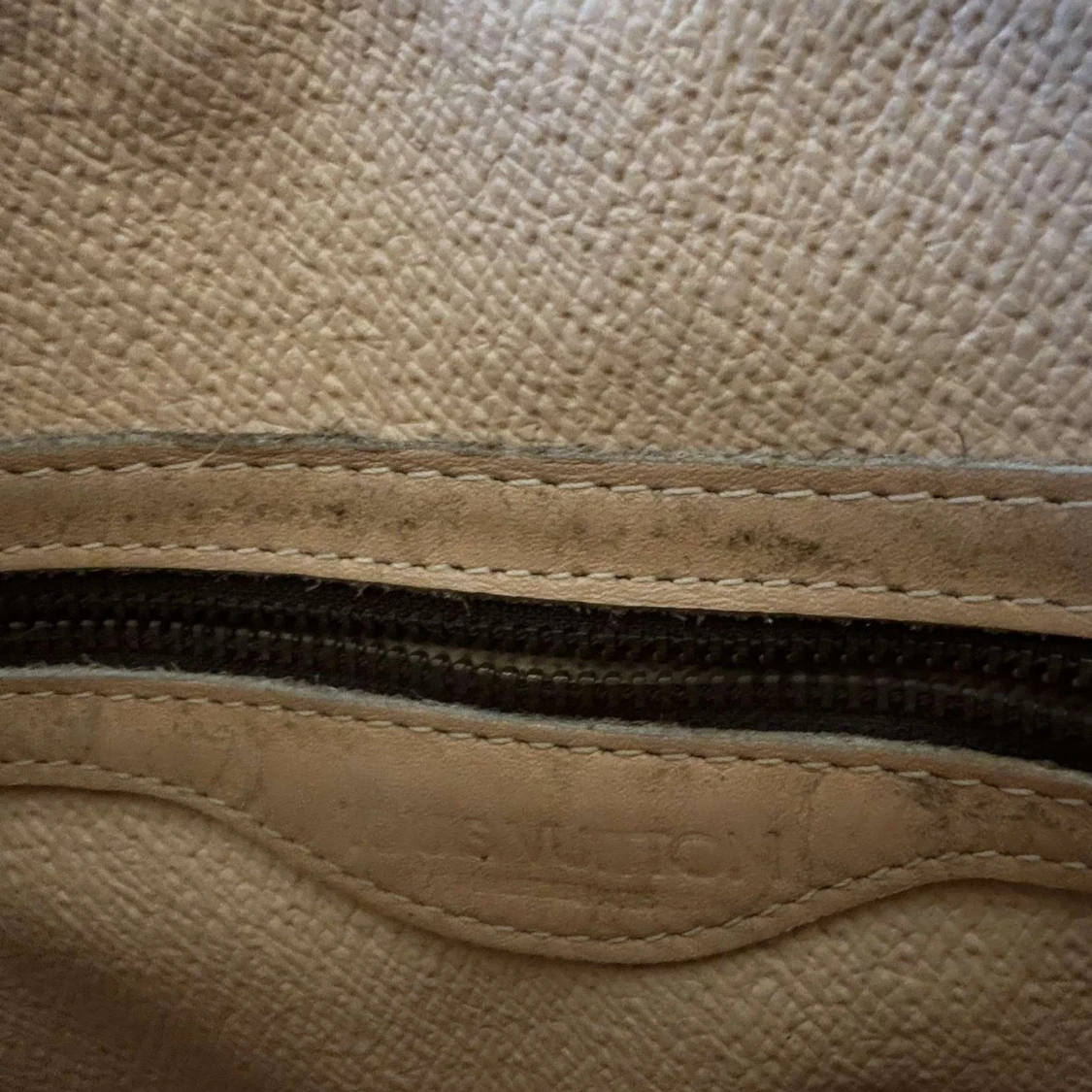 Nästa aldrig använd  Louis Vuitton väska  - 91