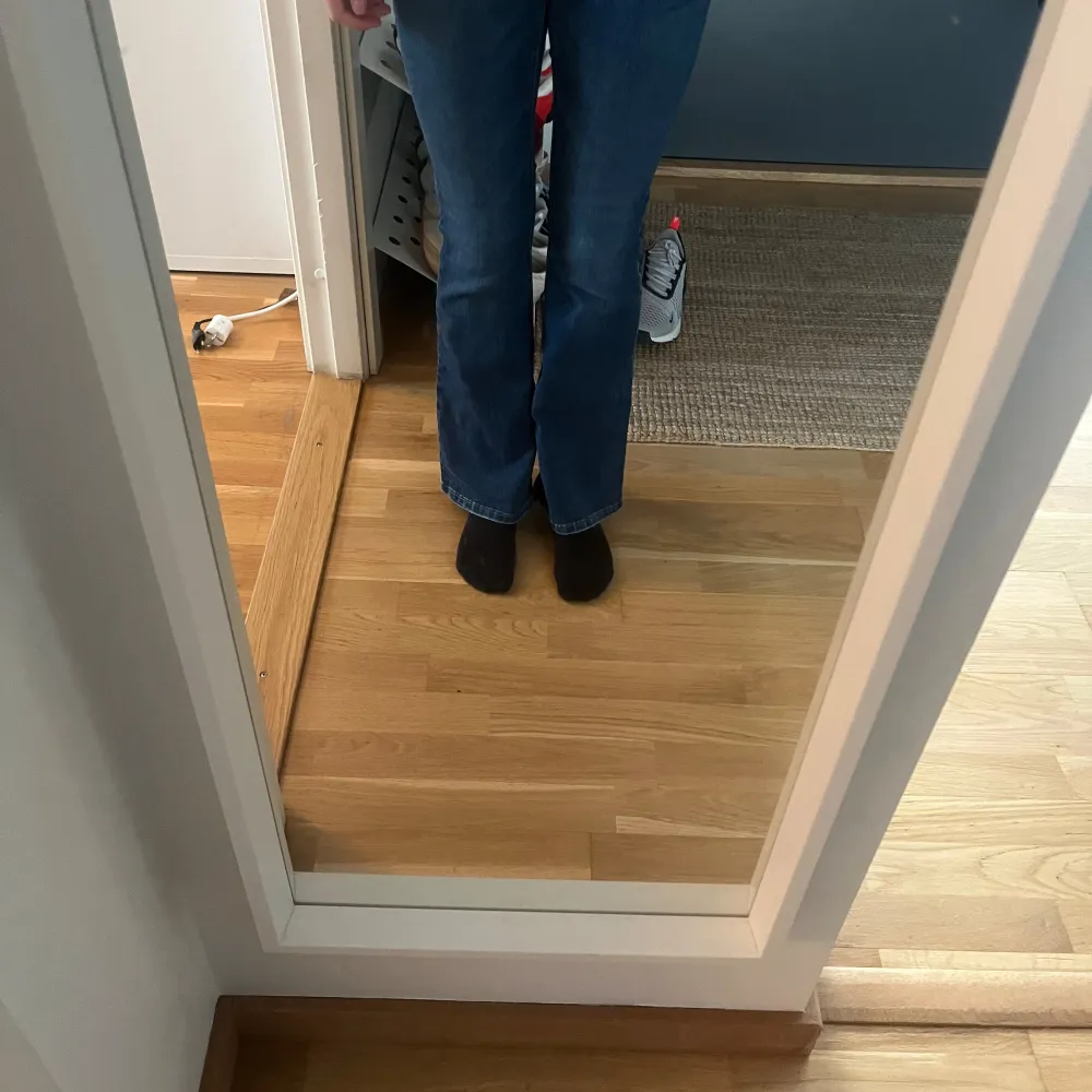 Bootcut Jeans från Lindex. Har haft på mig de typ 3 gånger. Ordinarie pris 349 så säljer de ganska mycket billigare för att ha varit använda 3 gånger! !OBS! Man kan inte få de för billigare! Prutat och klart!!. Jeans & Byxor.