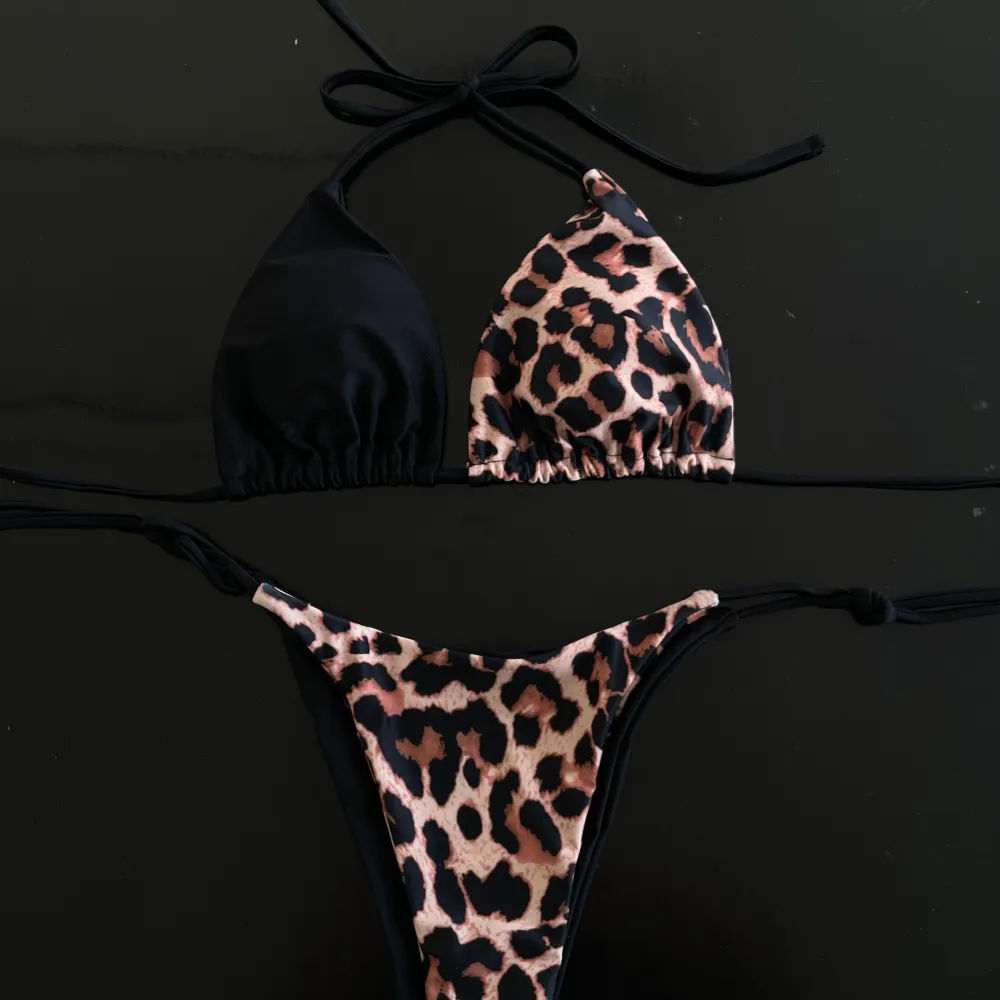 Heej! Säljer denna leopard bikinin ☀️ Underdelen är svart på ena sidan och leopard mönstrad på andra. Aldrig använd ☺️. Övrigt.