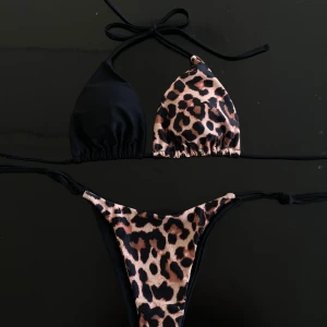 Bikini  - Heej! Säljer denna leopard bikinin ☀️ Underdelen är svart på ena sidan och leopard mönstrad på andra. Aldrig använd ☺️