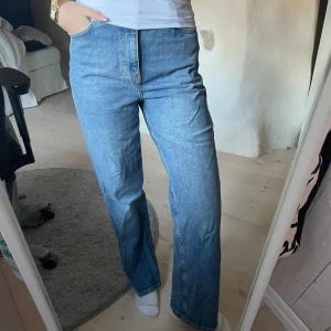 Blåa jeans - Blåa raka jeans ifrån Vero moda. Endast använda ett fåtal gånger!