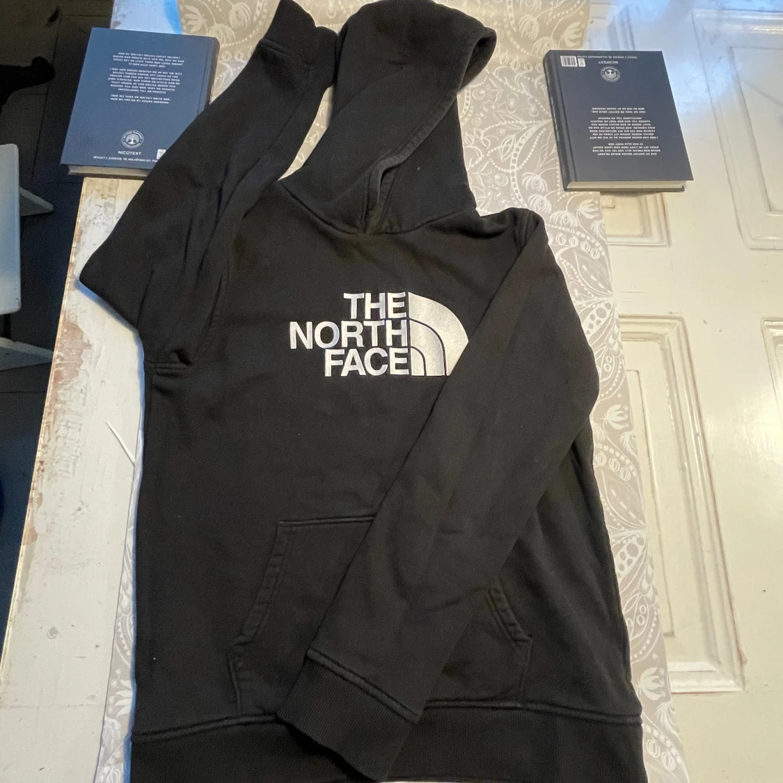 Svart hoodie från The North Face - 90