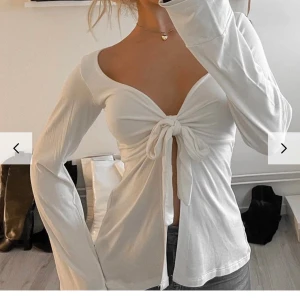 Maddy Blouse från Design By Si - Använd 1 gång, så i jättefint skick.  Säljer pågrund av att den inte kommer till användning.  Storlek XS/S Lånad bild, skriv privat för mer bilder🫶🏼