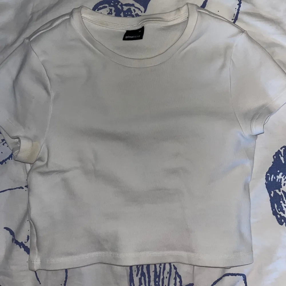 Gullig croppad t-shirt från Gina Tricot Säljer pga kommer ej till användning Skriv för frågor 💕💕🥰🥰. T-shirts.