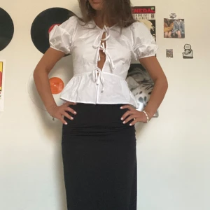 Vit blus - Vit topp med knyte där fram. Funkar superbra nu på sommaren💕hör av er vid intresse och ge gärna prisförslag!