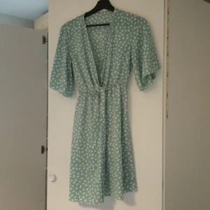 Klänning  - Knappt använd sommarklänning. Tyget är ganska så tunnt 