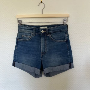 Nya jeans shorts H&M - Nya oanvända inget att anmärka på Normala i storlek ca 70 cm i midjan 