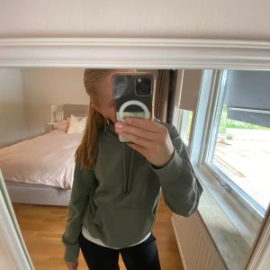 Hoodie  - En grön hoodie ifrån HM. Säljer den då den inte kommer till användning längre. Den är superfin och skön🩷