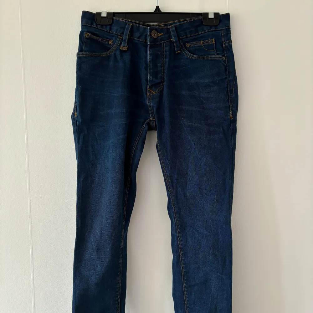 Blåa slim jeans i storlek 29/32, nästan aldrig använd, i ett bra skick. Jag är osäker på storlek så här är måtten Midja - ca 82cm Längd top-bot - 105cm. Farkut & Housut.