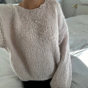 Stickad tröja💕 - Efterfrågad biege stickad tröja från only! Använd ca 2 gånger💕Nypris 500⭐️