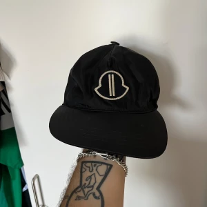 Rick Owens x Moncler Keps - Sjuk Rick x Monclizzy kepa från samarbetet ett tag tbx. Köpt på END, 100% äkta som vanligt annars alla pengar x2 tbx. Snapback i bakre. 