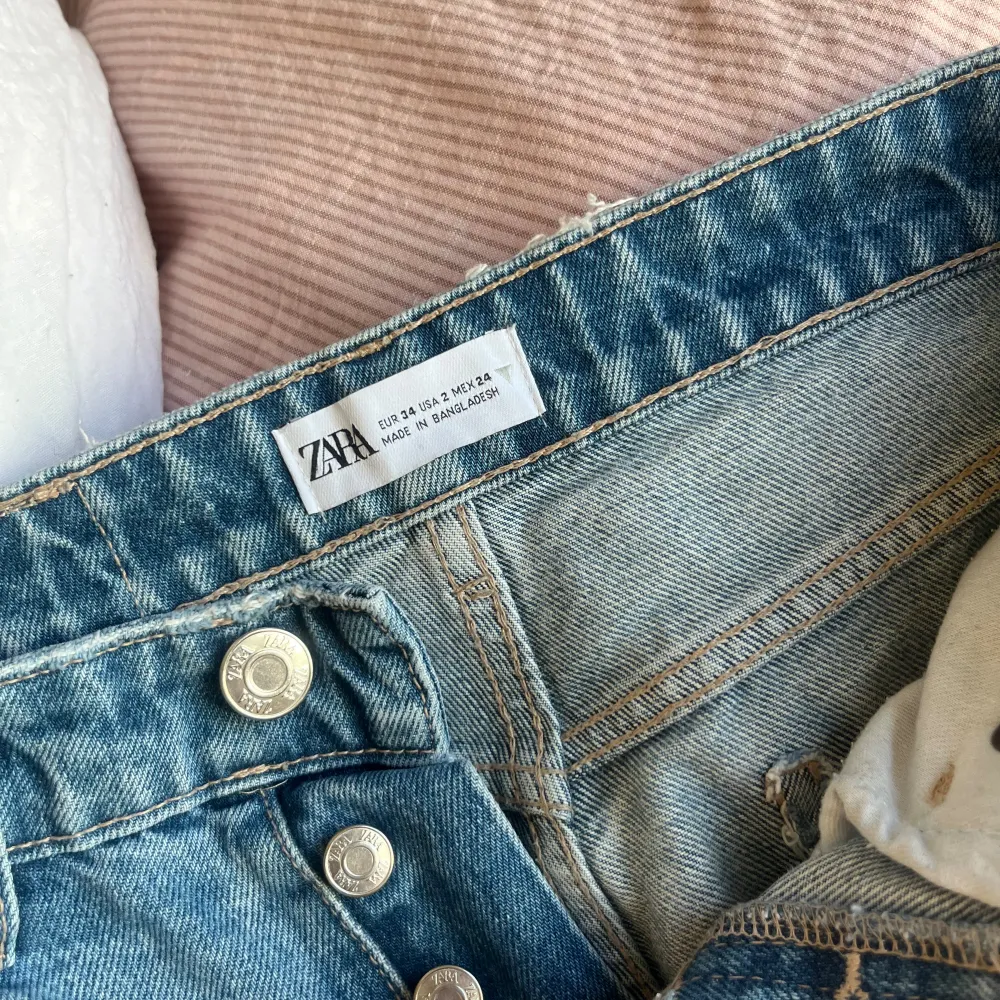 Mörkblåa zara jeans som aldrig använts längre, storlek 34 köpte för 600❤️. Jeans & Byxor.