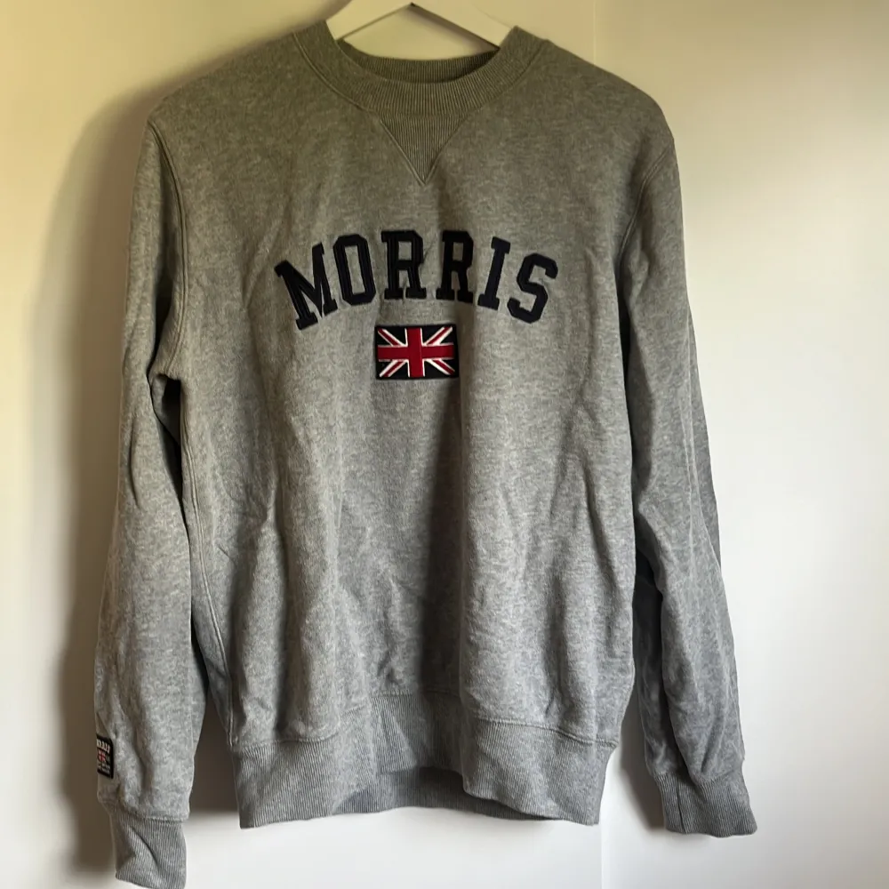 Grå Morris sweatshirt. Perfekt skick. Storlek S/M. . Tröjor & Koftor.