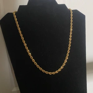 18 karat guldpläterat Cordell halsband  - 50 cm långt 