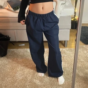 Byxor - Byxor från Primark, använda 1 gång tidigare, luftiga, stora, ganska så tunna, storlek XS/S 🌸