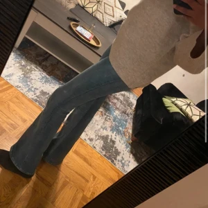 Jeans från berskha  - Säljer dessa flare jeans, de är i mycket bra skick inte amvändt så många gånger.💕säljer för 200 kr 