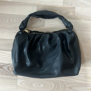 Väska - Väska från mango som går att ha på både axeln och i handen 