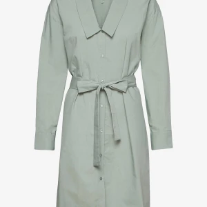 GESTUZ Jilangz shirt dress - Superbra skick då den aldrig blivit använd !! Super snygg och är verkligen en game changer. Tredje bild visar hur den ser ut fast en annan färg!! 💖nypris runt 1600kr! 