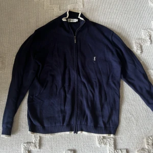 Yves Saint Laurent Tröja - Otroligt fin och sällsynt saint Laurent tröja. Nypris 6-7k. Storlek L. Använd max 3 gånger. Hör av er vid minsta fråga!
