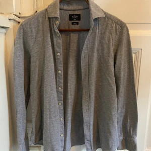 Hackett London skjorta  - Hackett London skjorta säljes! Storlek: Small | Skick: Mycket fint, inga defekter | Nypris: ca. 800 kr, mitt pris: 150 kr | Om ni är intresserade av fler kläder från min profil kan ni få ett paketpris! 