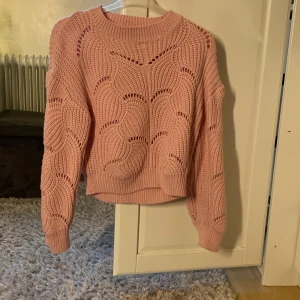 Stickad tröja - En tröja jag använt typ 1-2 gånger så det är bra skick på den. Det är ljusrosa men det syntes inte så bra i kameran.  Stl:xs pris kan diskuteras 