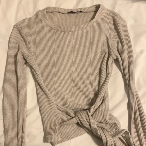 Zara tröja  - Zara tröja med band i storlek S 