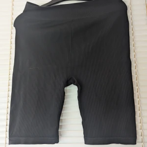 cykelbyxor med hög midja,H&M sport, Strl XL/Svarta ribbade shorts - Snygga svarta cykelbyxor med hög midja. Byxorna är i ett mjukt och stretchigt material. De har en smal passformoch är perfekta för träning eller vardagsbruk. Shortsen är knälånga och har en tight passform.. mycket fint skick,lite nopprig (se sista bilden) Annas är hel och ren   Längden ca 53 cm Bredd ca 40 cm  Postar inom tre dagar efter köpet
