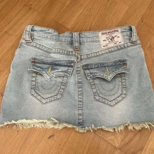 True religon jeans kjol low waist  - Superfin jeans kjol🩷 bra längd. Storlek 25, det är cs/S. Det har funnits ett hål där bak förut men det har blivit igensytt och syns inte(kolla sista bilde)🩷