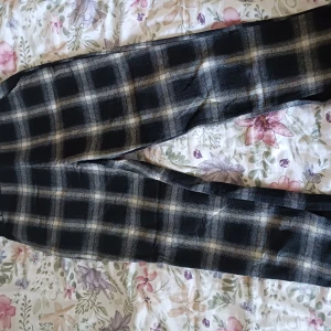 Plaid byxor - Supernsygga rutiga byxor. Kostymliknande men med mjukare tyg. Något korta så skulle säga att de passar för de 160cm eller kortare.  Köparen står för frakt 💕
