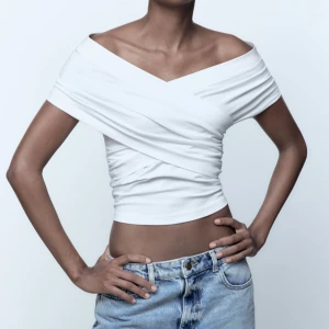 Omlott topp - Vit omlott topp från zara aldrig använd och slutsåld, köptes för 120 säljs för 80kr