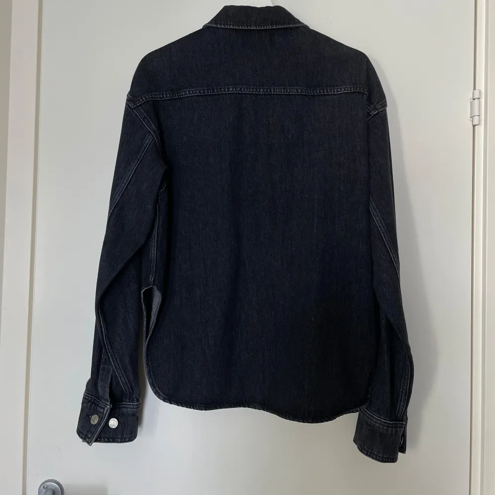 Svart jeansskjorta/overshirt från &Other Stories, lite grövre jeanstyg och hög kvalité. Oanvänd! Nypris: 990:-. Skjortor.