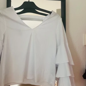 Blus - Jätte snygg blus med en liten öppning i ryggen och volang ärmar💕💕