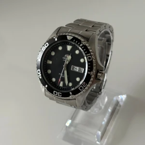 Orient Mako Automatic  - • Modell: Orient Mako Automatic  • Storlek: 41,5mm • Referens: FAA02004B • År: 2024 • Skick: Mycket Bra • Medföljer: Fullset med extra band