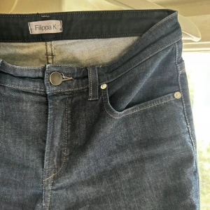 Lågmidjade jeans - Jeans från Filippa k. Lågmidjade och sitter väldigt skönt och snyggt på kroppen.   Skriv om ni önskar bild på hur de sitter på :)