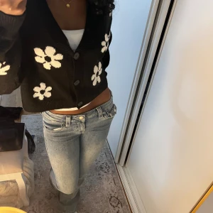 Blommig stickat kofta  - Säljer denna fina koftan i bra skick och är väldigt skön💕 storlek XS men är väldigt löst i passformen därför går bra med S också 