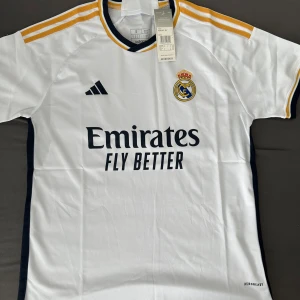 Real Madrid 23/24 tröja  - Helt ny Real Madrid 23/24 tröja  Storlek S