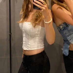 Topp  - Säljer denna topp från hm. Storlek xs. Endast använd 2 gånger 💞