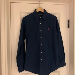 Blå skjorta från Ralph Lauren - Tja, säljer denna snygga skjortan ifrån ralphlauren. Den har inga defekter och är i mycket fint skick. Tveka inte på att höra av dig vid funderingar! Mvh Joel 