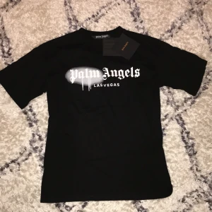 Palm angels T-shirt - Palm angels T-shirt. Ny med prislapp och såklart, aldrig använd. Säljer för billigt pris för passar ej.
