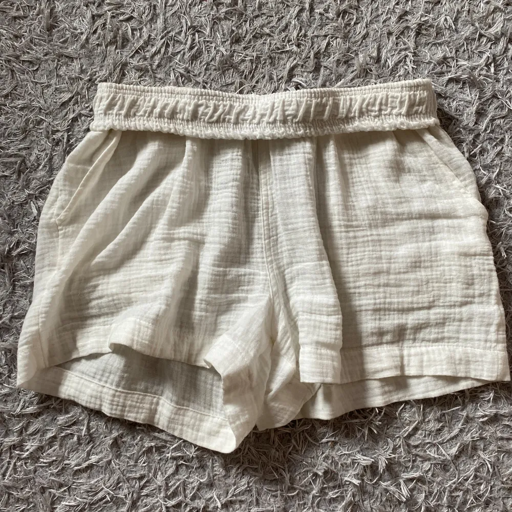 Säljer dessa vita linneshorts köpta i Italien så vet tyvärr inte vilken butik. Dom är ganska tunna och man kan se igenom lite men inget som påverkar. Aldrig använda då jag köpte fel storlek:). Shorts.