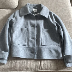 Kappa  - Säljer denna helt nya kappan med Prislapp kvar. Den är i storlek s om ni är intresserade skriv gärna till mig. Jag köpte den för 899kr