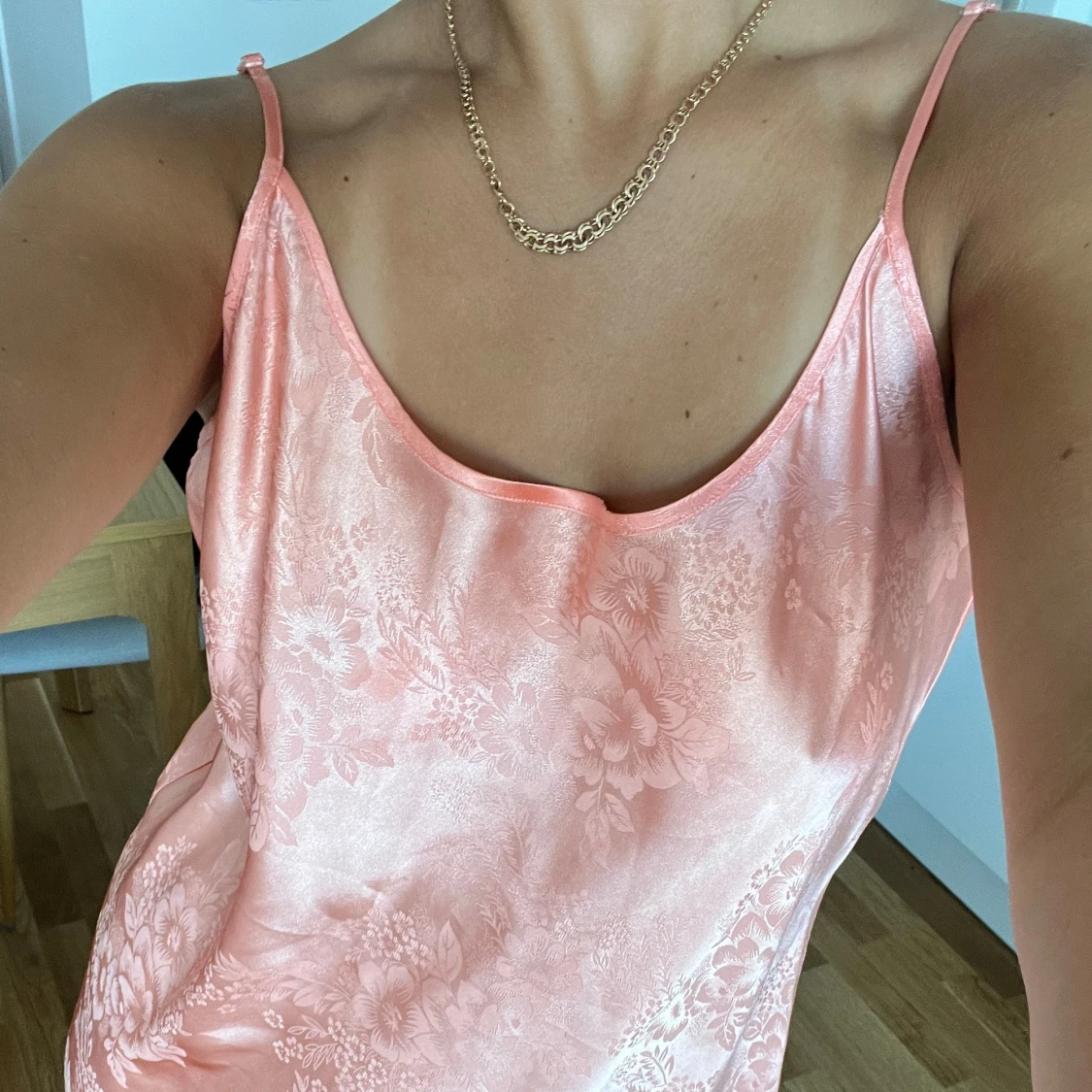 Jättefin korallfärgad klänning