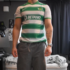 Fotbolls tröja - Fotbolls t-shirt sporting portugal. Trycken börjar lossna lite grann. Storlek S.  Jag är 185cm 90kg för referens