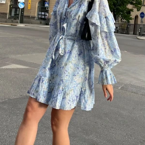 Klänning & Other Stories  - Slutsåld på hemsidan/butik i storlek XS och S. Volumniös klänning i mullbärssilke.  • Avslappnad passform • Midjeskärp  Storlek XS (Har passat mig bra som oftast är en S) Material:  • Ytterlager: bomull 60%, silke 40% • Foder:bomull 100%  Nypris: 145